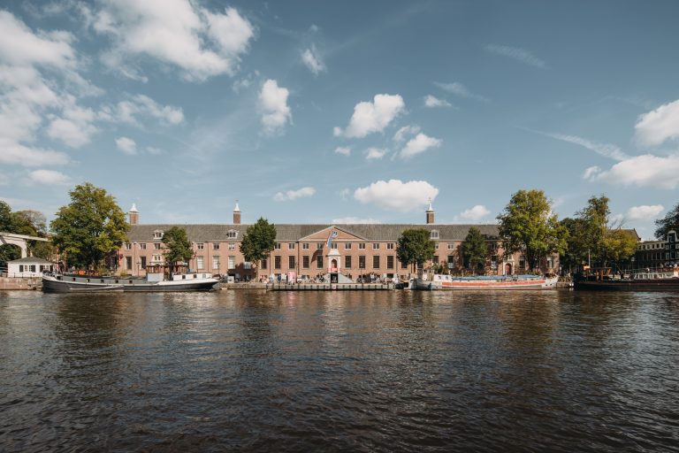 De gevel van H'ART Museum vanaf de Amstel