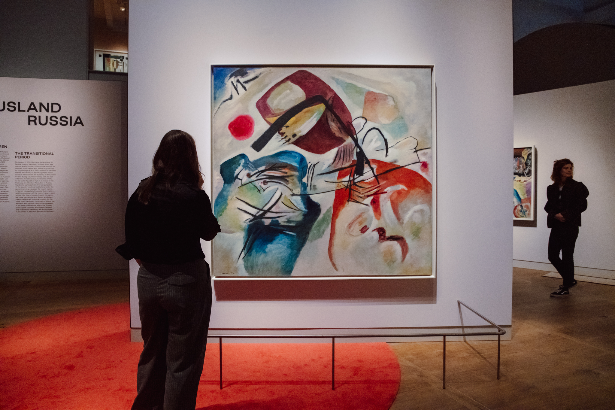 Zaalimpressie van de Kandinsky-tentoonstelling in H'ART Museum. Dit werk is 'Mit dem schwarzen Bogen'. Een werk uit zijn abstracte periode.