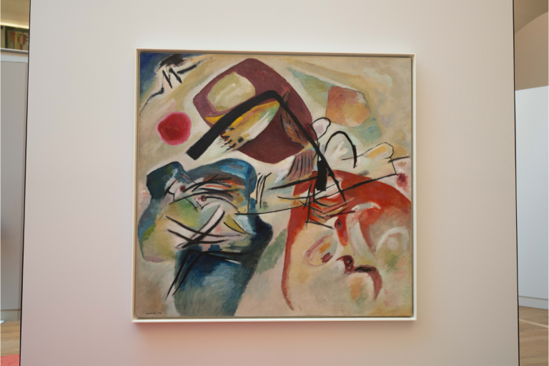 Een foto van een tentoonstellingswand met het uitgepakte werk van Kandinsky: Mit dem schwarzen Bogen, 1912. Collectie Centre Pompidou. Foto door Isabell Janssen.