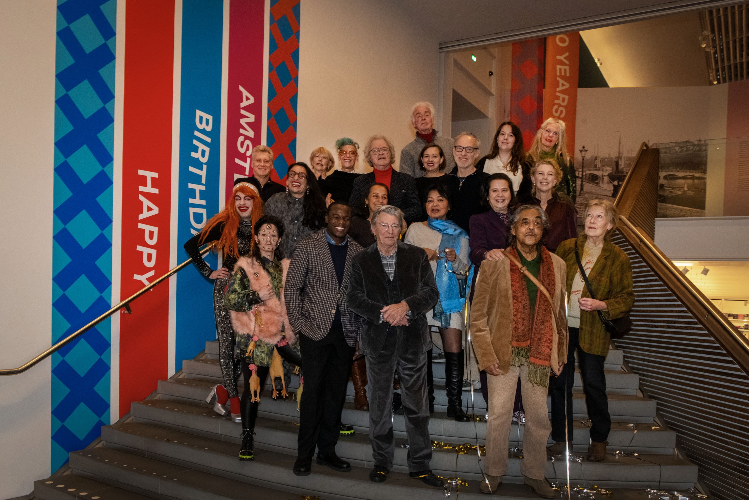 Groep kunstenaars en betrokkenen bij de tentoonstelling 'Happy Birthday Amsterdam' in H'ART Museum.